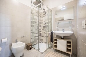 Shower, hair dryer, towels - Studio Apartment 'Tiny' with Shared Terrace and Wi-Fi (Brenzone)