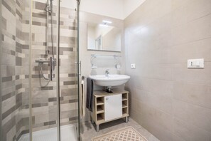 Douche, sèche-cheveux, serviettes fournies