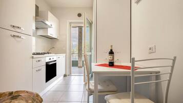 Kühlschrank, Ofen, Herdplatte, Wasserkocher mit Kaffee-/Teezubehör