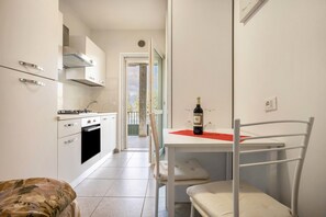 Refrigerador, horno, parrilla de estufa y cafetera y tetera 