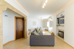 TV, fireplace