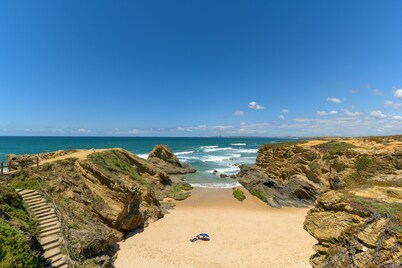 Villa 'Casa Vila-Mar' with Private Terrace, Wi-Fi and Air Conditioning