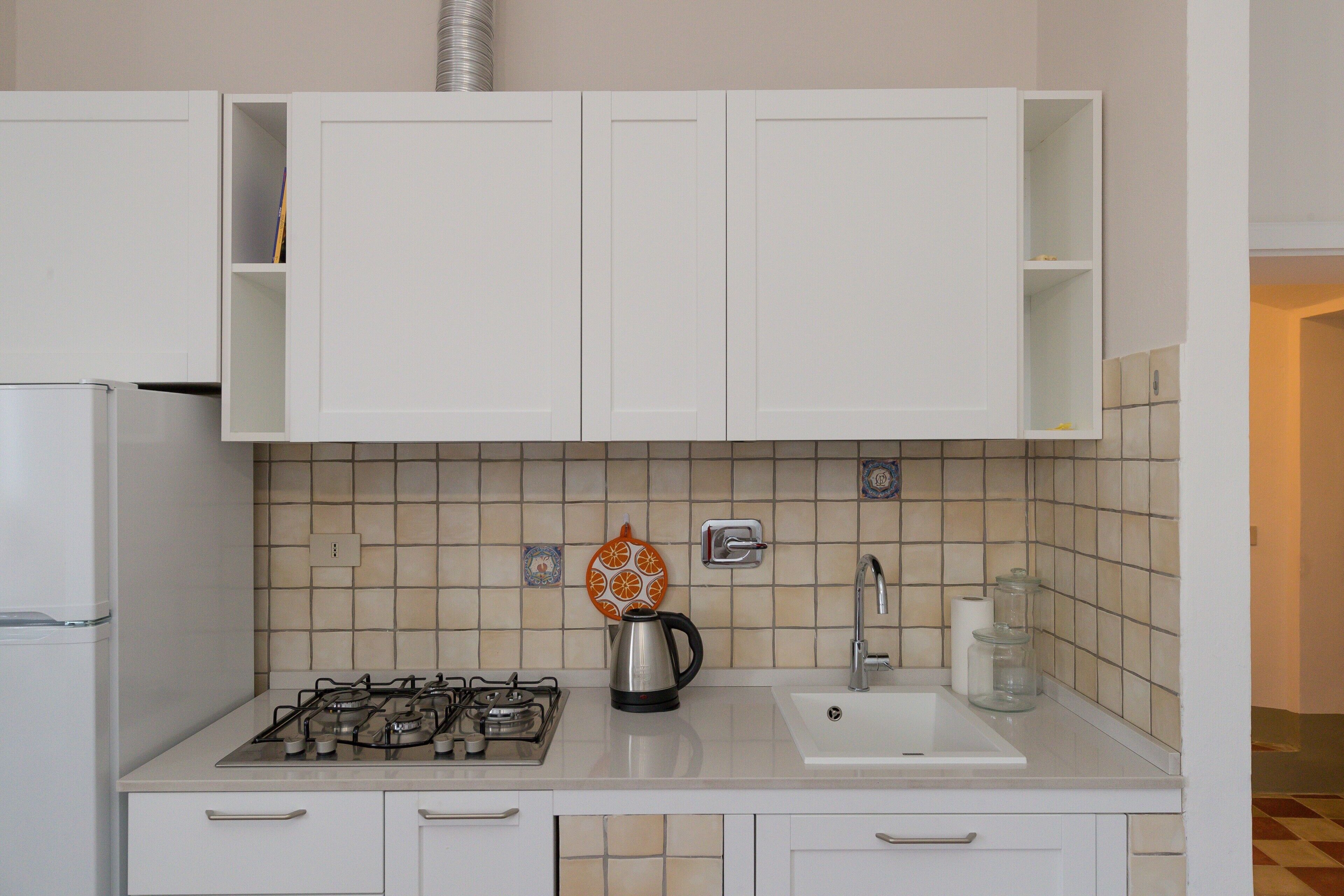 Fridge, oven, stovetop, coffee/tea maker