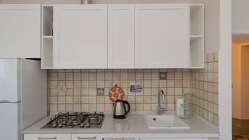 Fridge, oven, stovetop, coffee/tea maker