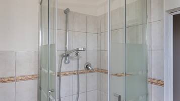 Dusche, Haartrockner, Handtücher