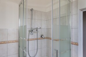 Dusche, Haartrockner, Handtücher
