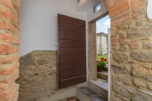 Exterior detail - Apartment 'Appartamento Sole' with Shared Garden, Wi-Fi and Air Conditioning (Villamagna)