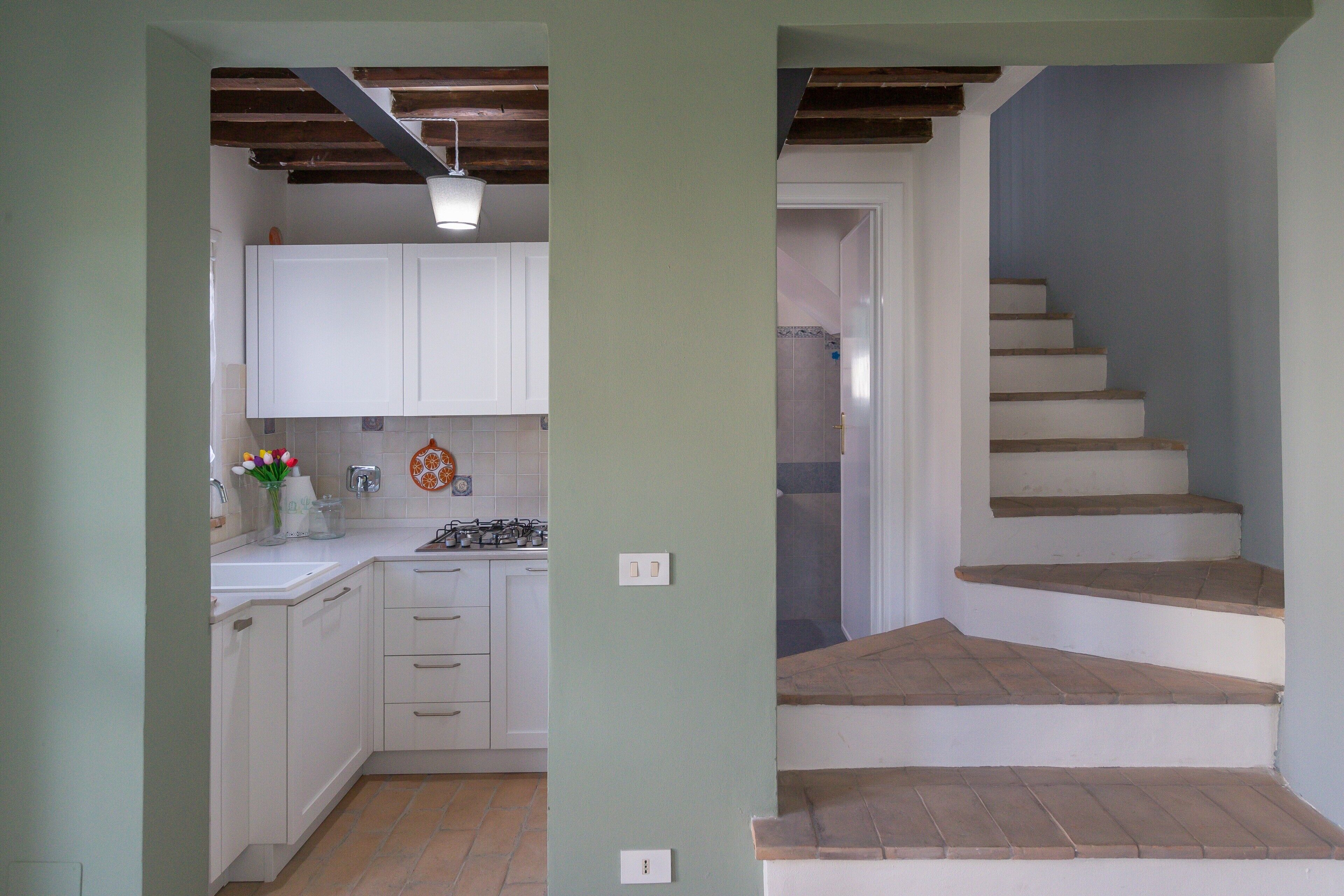 Kjøleskap, mikrobølgeovn, kokeplater og kaffetrakter/tekoker