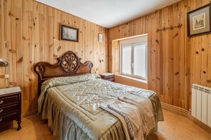 5 bedrooms, iron/ironing board, free WiFi, bed sheets