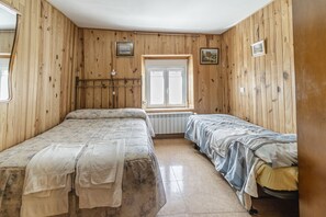 5 bedrooms, iron/ironing board, free WiFi, bed sheets