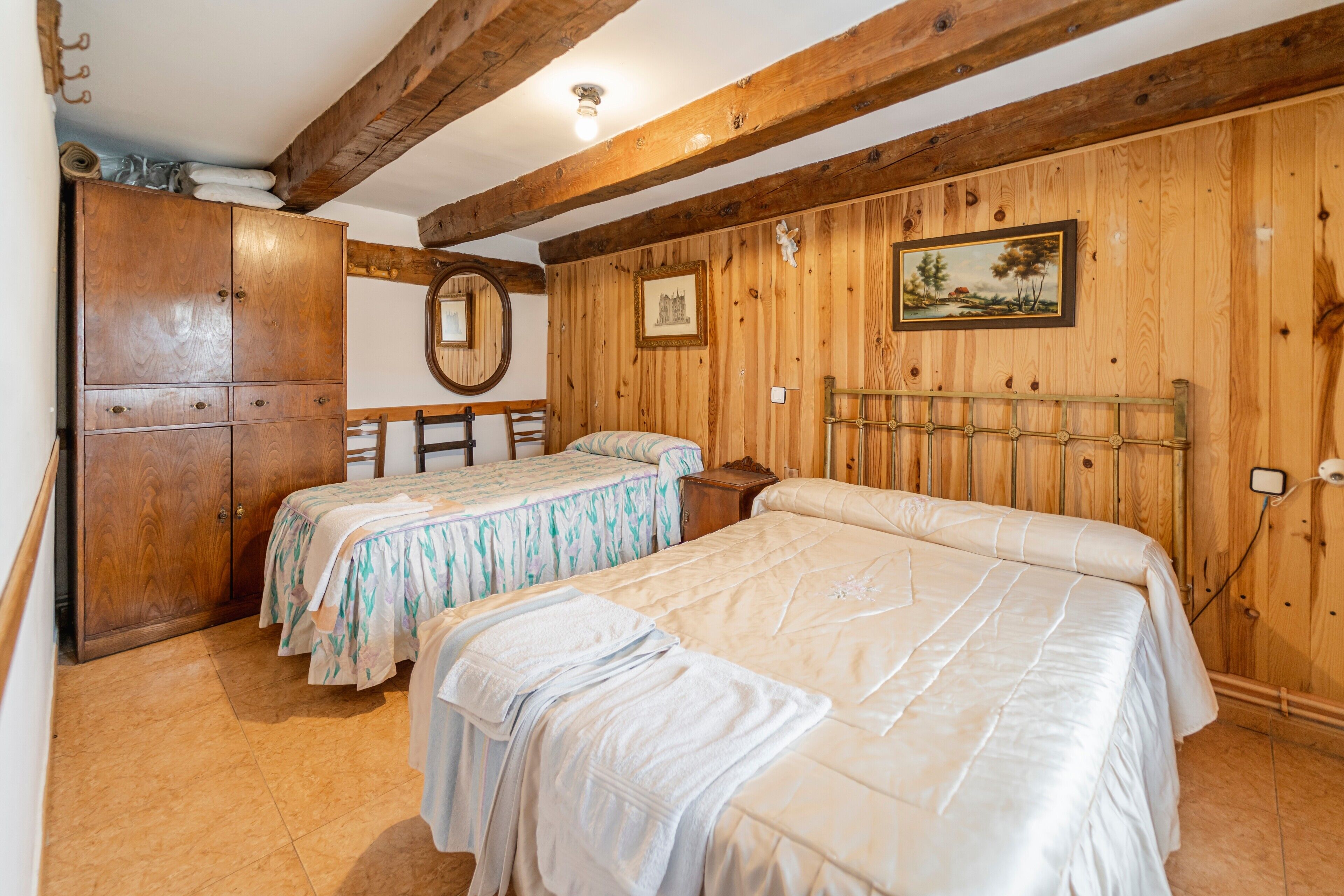 5 bedrooms, iron/ironing board, free WiFi, bed sheets