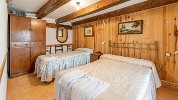 5 bedrooms, iron/ironing board, free WiFi, bed sheets