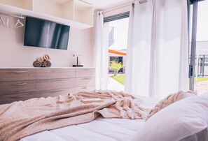 5 bedrooms, iron/ironing board, free WiFi, bed sheets - Holiday Home 'Villa Des Dunes' with Private Terrace, Wi-Fi and Air Conditioning (La Tranche-sur-Mer)