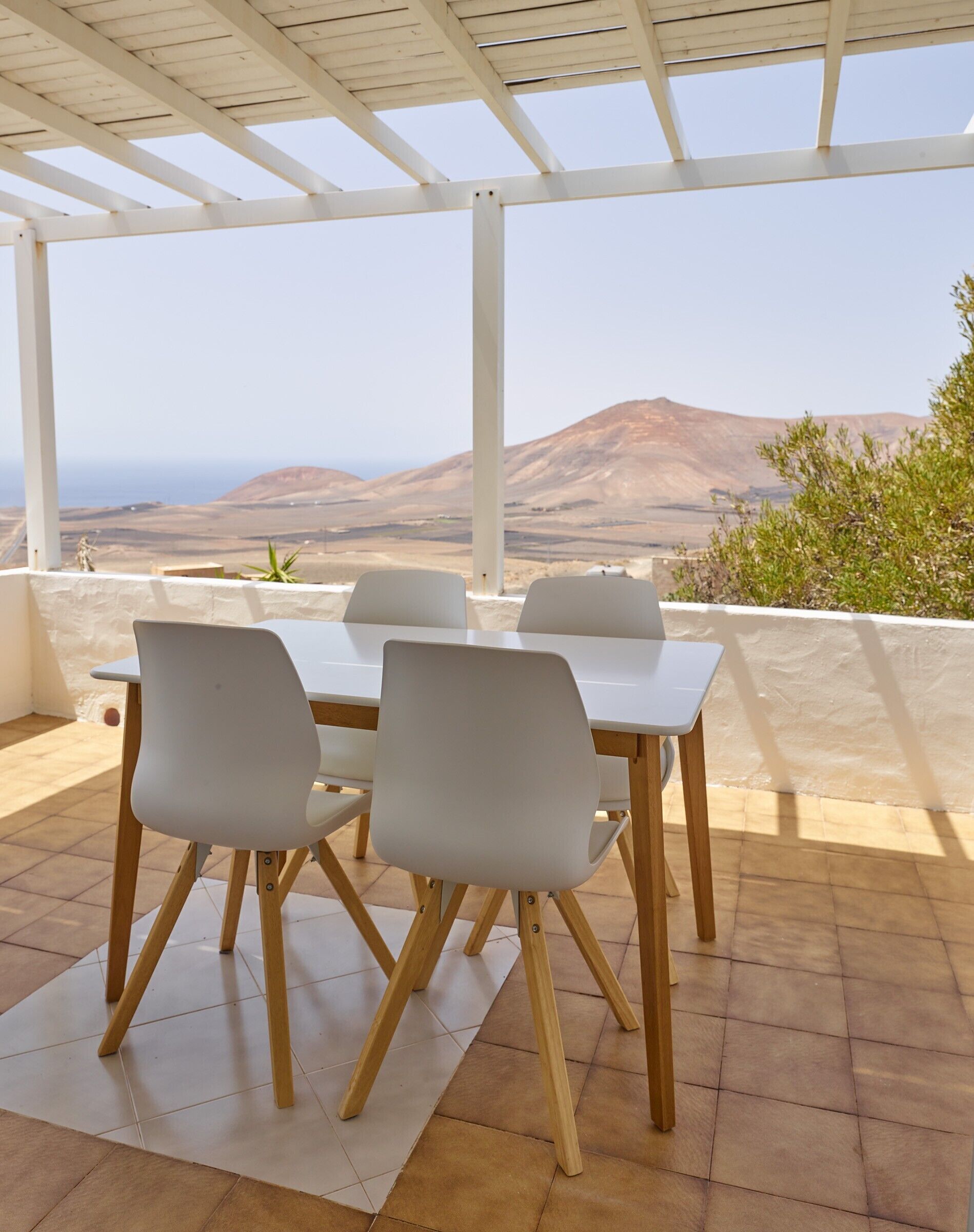 Un espacio de comedor al aire libre cubierto con vistas al paisaje.