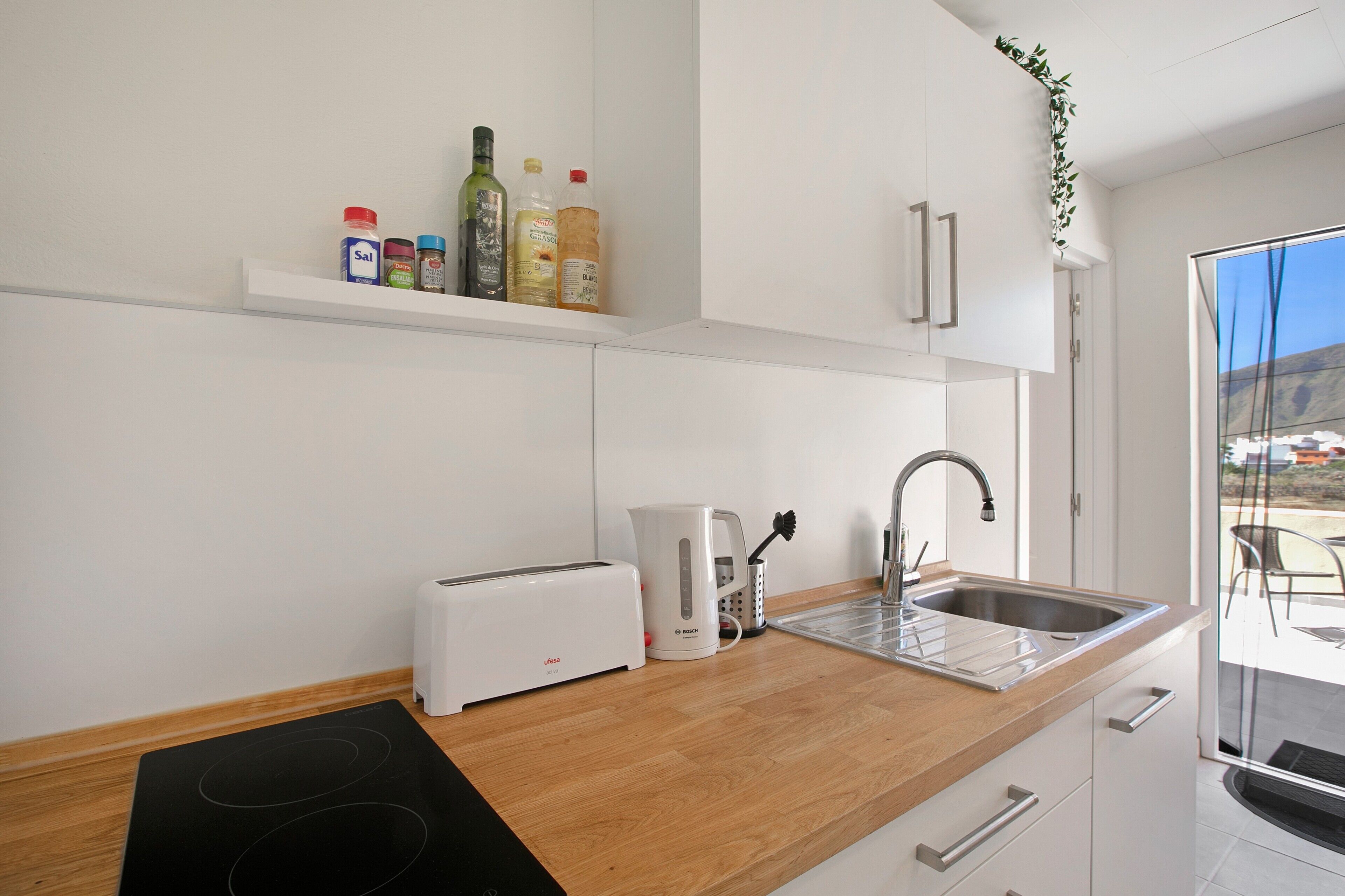 Køleskab, ovn, kogeplade, kaffe-/temaskine