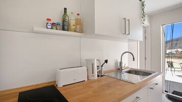 Køleskab, ovn, kogeplade, kaffe-/temaskine