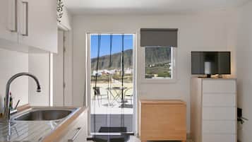 Kühlschrank, Ofen, Herdplatte, Wasserkocher mit Kaffee-/Teezubehör