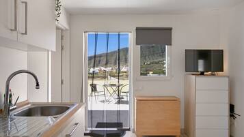 Kylskåp, ugn, spishäll och kaffe- och tebryggare