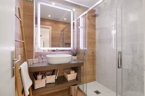 Dusche, Haartrockner, Handtücher