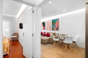 Un interior moderno con comedor, sofá y cama.