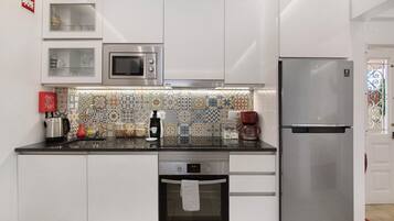 Réfrigérateur, micro-ondes, four, plaque de cuisson