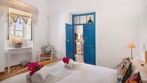 A room with a bed, a desk, a chair, a wardrobe, and a lamp. - Country House 'Quinta Da Ilda' with Sea View, Wi-Fi and Air Conditioning (Loulé)