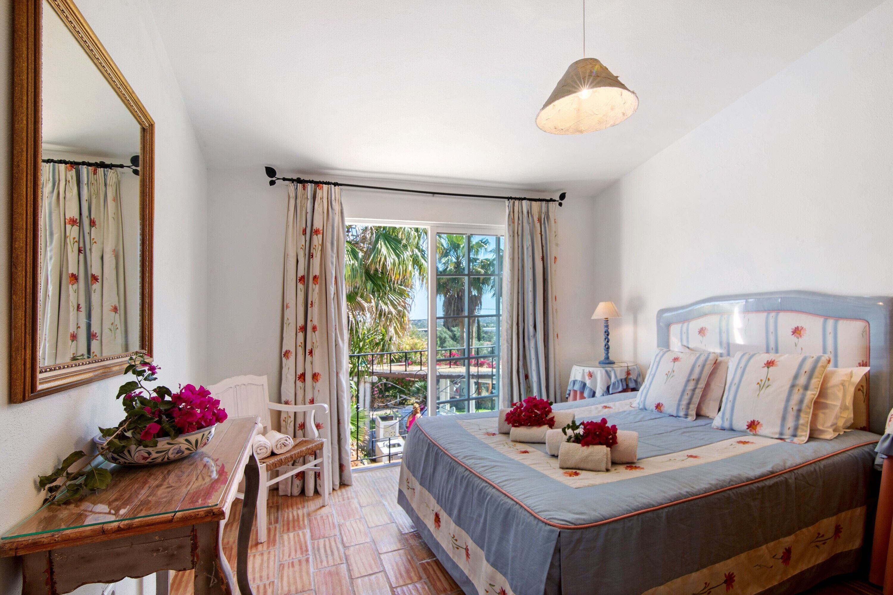 7 makuuhuonetta, silitysrauta/-lauta, ilmainen Wi-Fi, vuodevaatteet