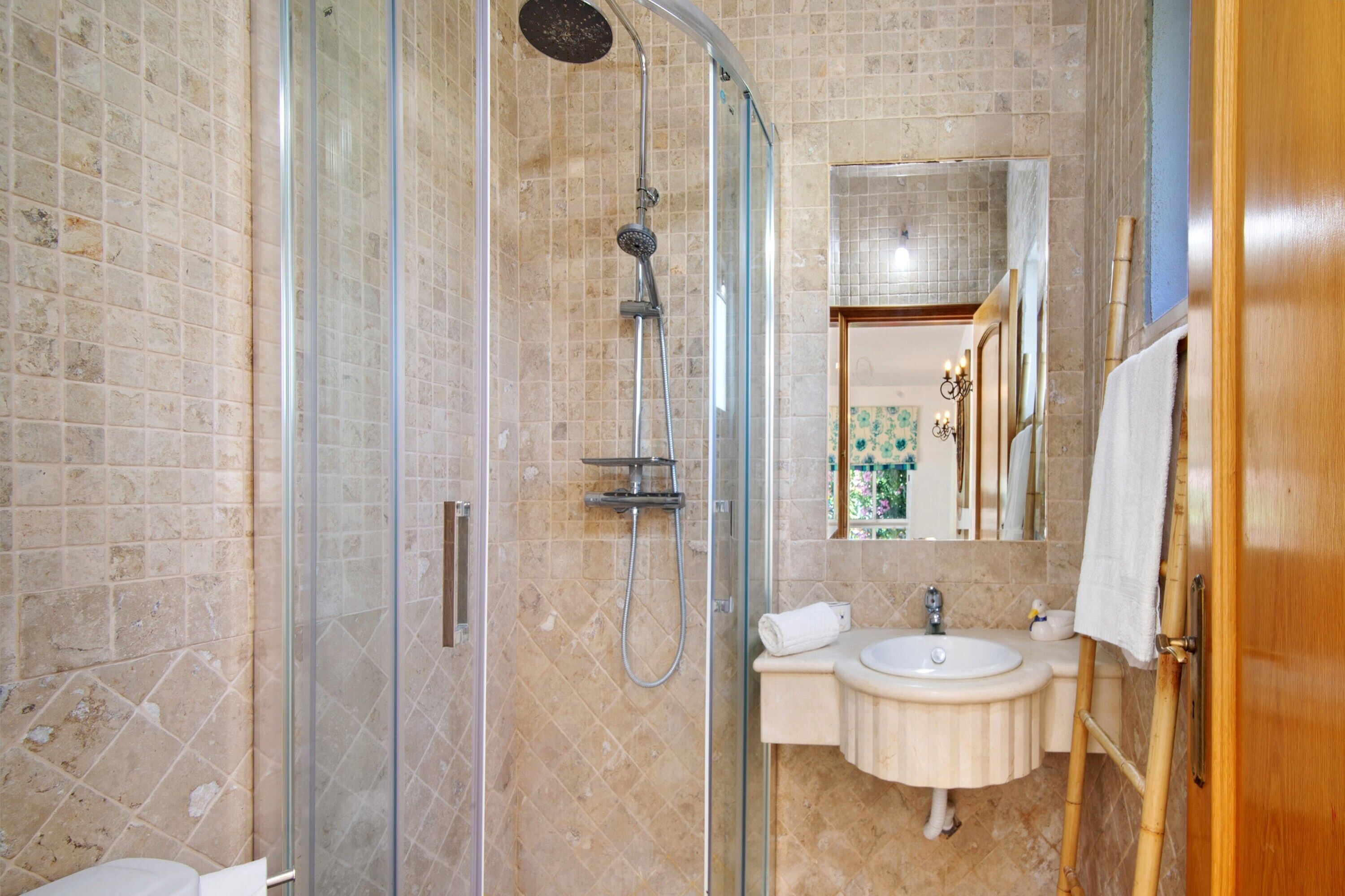 Douche, sèche-cheveux, serviettes fournies