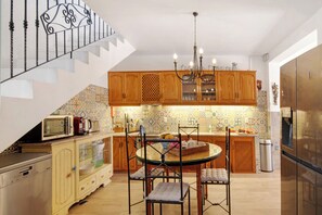 Réfrigérateur, micro-ondes, four, plaque de cuisson