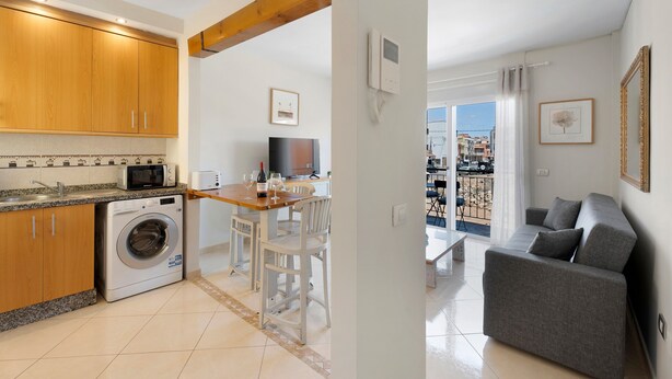 Un appartement moderne comprenant une cuisine, un coin repas et un salon.