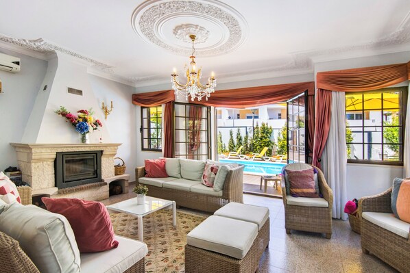 TV, lareira, videogames