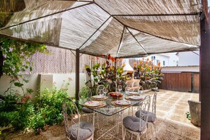 Outdoor dining - Villa 'Sunshine House' with Private Pool, Wi-Fi and Air Conditioning (Faro)