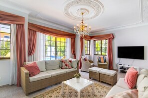 TV, fireplace, video games - Villa 'Sunshine House' with Private Pool, Wi-Fi and Air Conditioning (Faro)