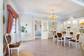 Dining - Villa 'Sunshine House' with Private Pool, Wi-Fi and Air Conditioning (Faro)