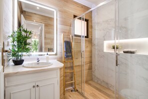 Shower, hair dryer, towels - Villa 'Sunshine House' with Private Pool, Wi-Fi and Air Conditioning (Faro)