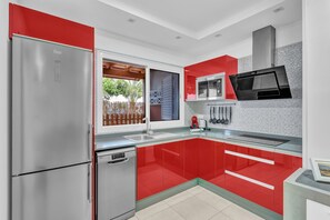 Refrigerador, microondas, placa de cocina, lavavajillas