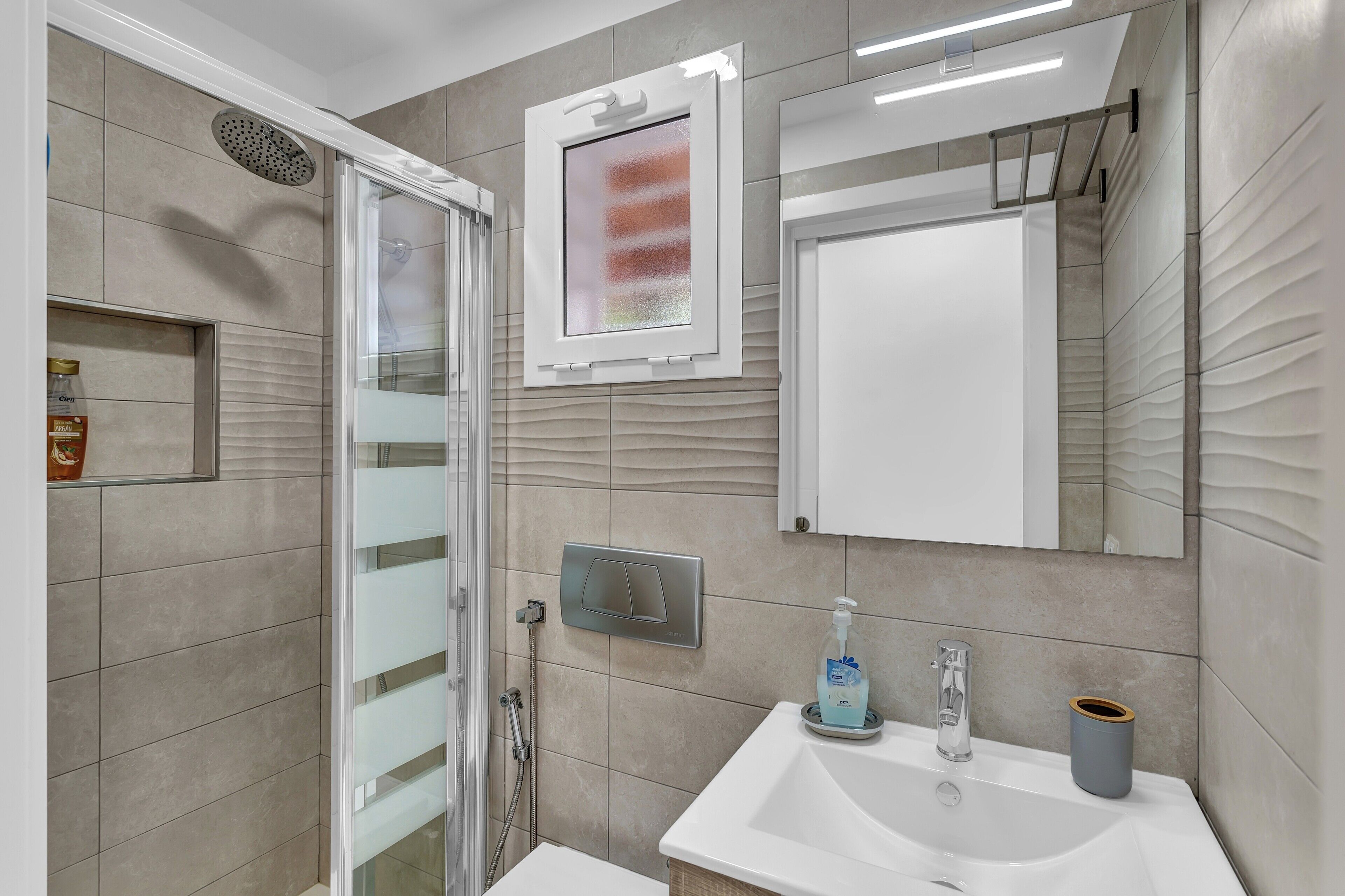 Een douche, een haardroger, handdoeken