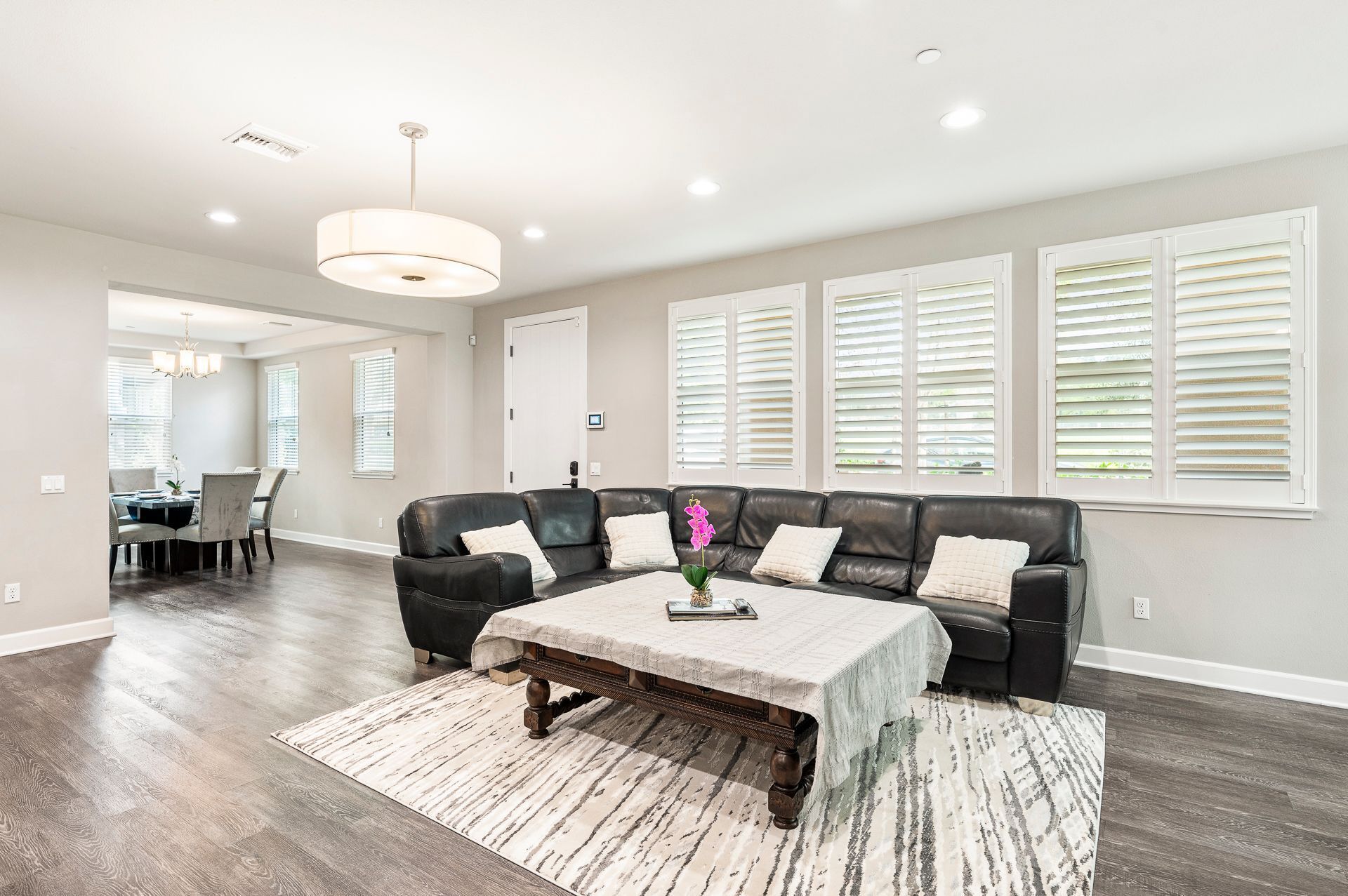The morden 4B3.5b condo with mountain and park views 