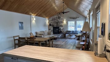 Smart-tv en een open haard