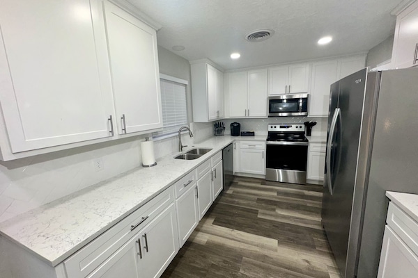 Een koelkast, een microgolfoven, een oven, een kookplaat