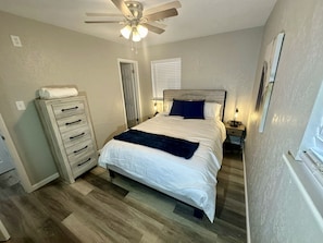3 habitaciones, tabla de planchar con plancha, wifi y ropa de cama