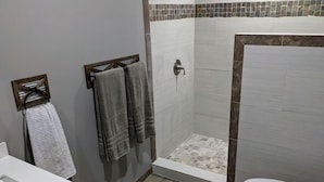 Un baño con ducha, inodoro y lavabo.