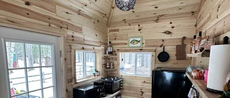 Réfrigérateur, micro-ondes, batterie de cuisine, vaisselle et ustensiles