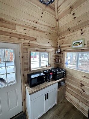 Frigorífico, microondas y utensilios de cocina