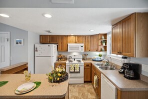 ثلاجة، ميكروويف، فرن، موقد طهي مسطح