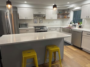 Micro-ondes, four, plaque de cuisson, lave-vaisselle