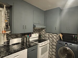 雪櫃、微波爐、焗爐、爐具