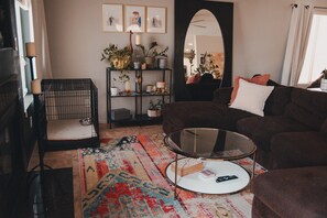 Smart-TV, Kamin, Bücher, Musikbibliothek