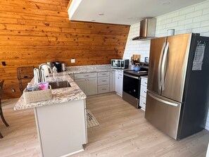 Kjøleskap, mikrobølgeovn, ovn og kokeplater