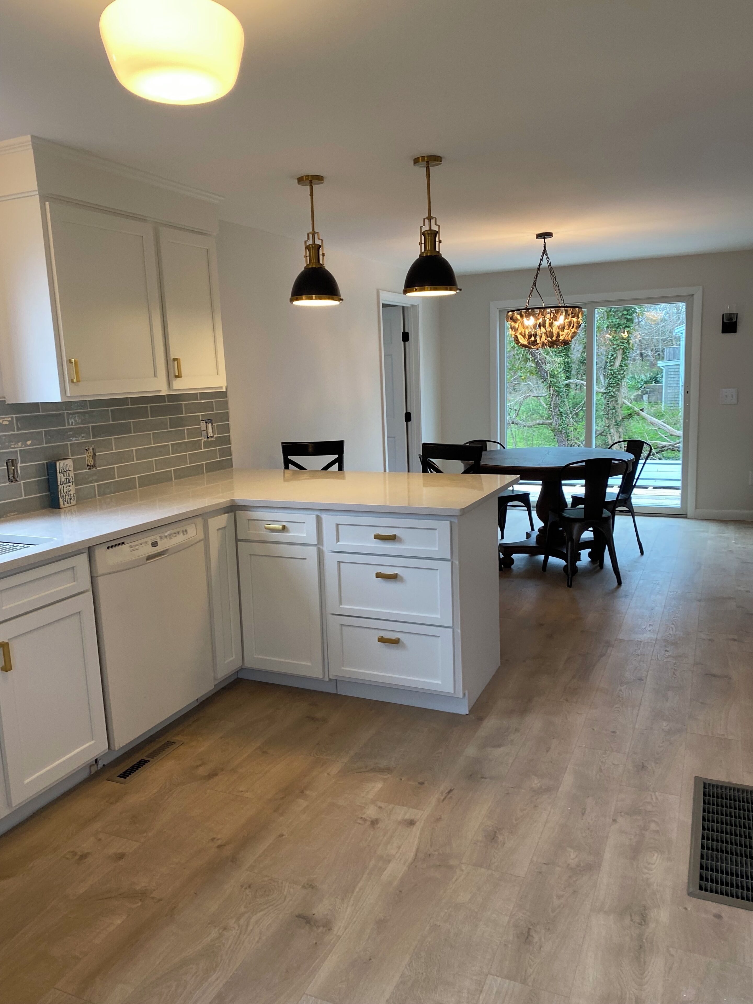Newly Renovated Charming Beach Haven: 2-Minute Stroll to the Sand